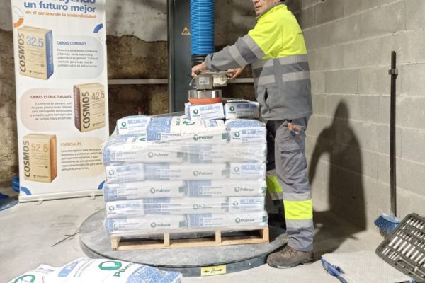 VOTORANTIM CIMENTOS: pluma con manipulador de sacos por vacío