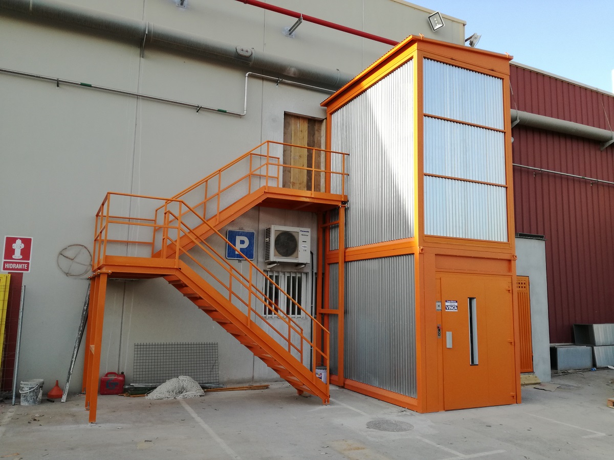 Cartonajes La Plana: Plateforme élévatrice 2000 kg