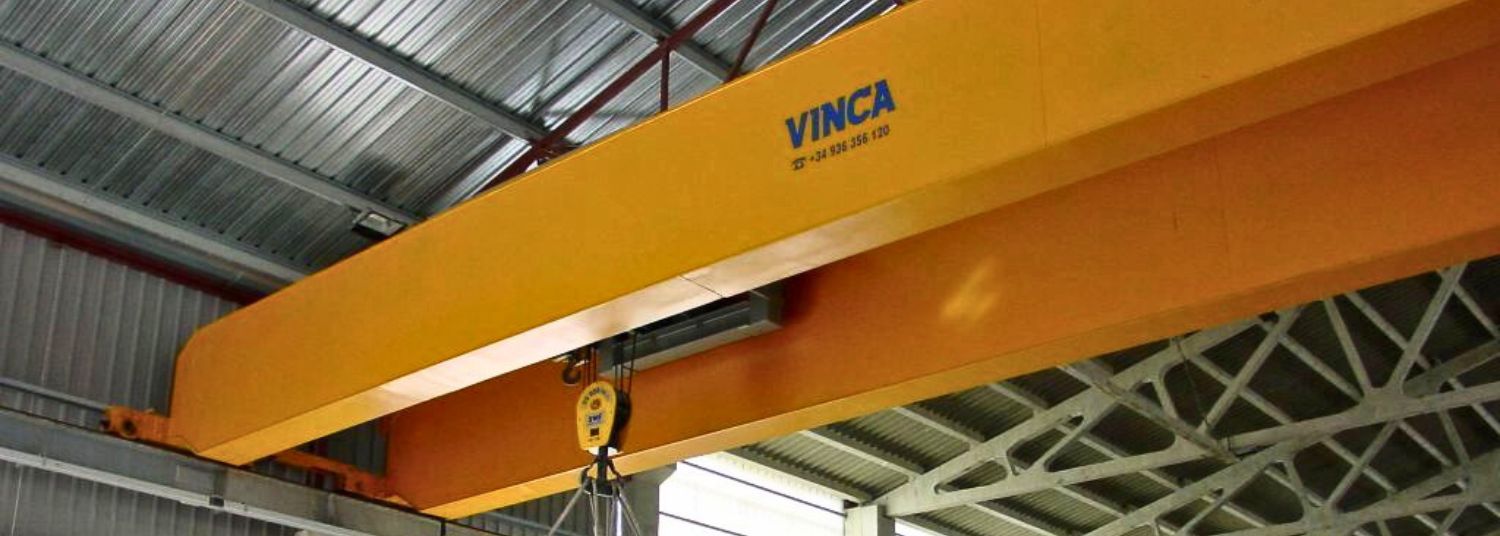 Puente grúa Vinca con polipasto eléctrico en una instalación industrial.